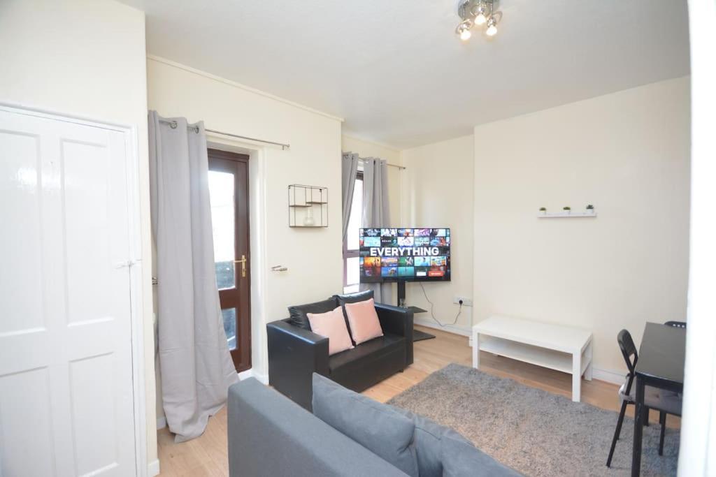 Lovely 4 Bedroom Apartment Close To The City Walking Distance From The Rivere View Londres Exterior foto