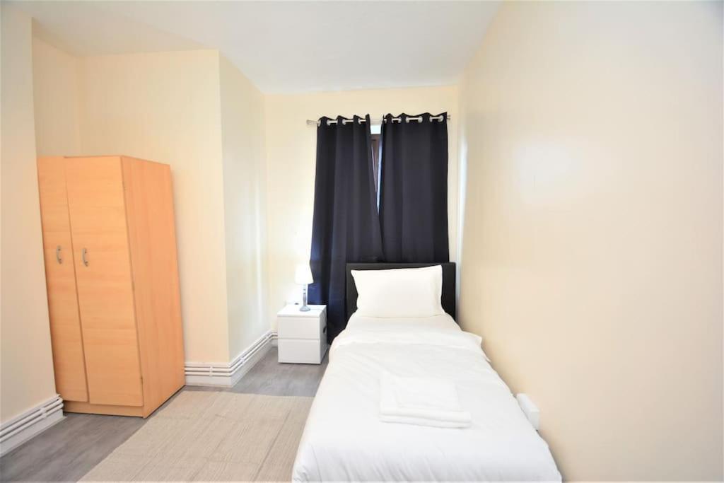 Lovely 4 Bedroom Apartment Close To The City Walking Distance From The Rivere View Londres Exterior foto