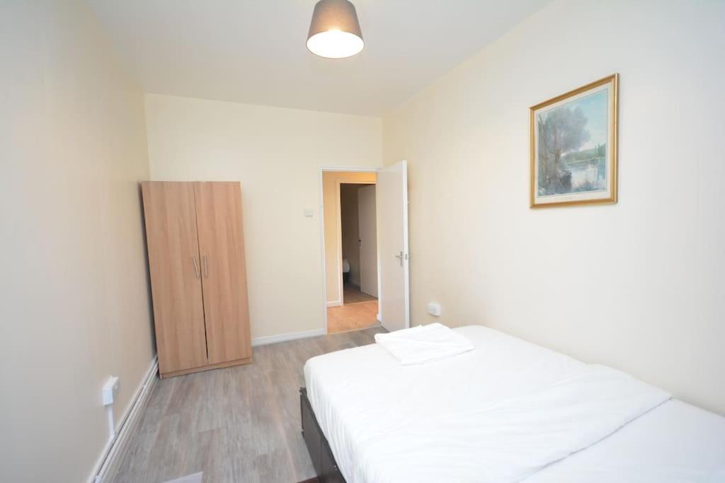 Lovely 4 Bedroom Apartment Close To The City Walking Distance From The Rivere View Londres Exterior foto