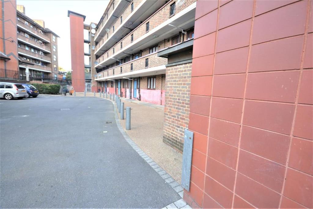 Lovely 4 Bedroom Apartment Close To The City Walking Distance From The Rivere View Londres Exterior foto