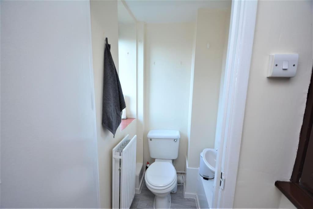 Lovely 4 Bedroom Apartment Close To The City Walking Distance From The Rivere View Londres Exterior foto