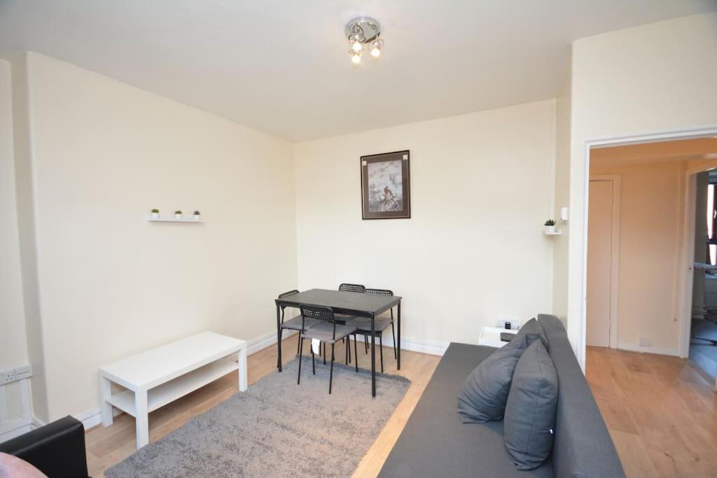 Lovely 4 Bedroom Apartment Close To The City Walking Distance From The Rivere View Londres Exterior foto
