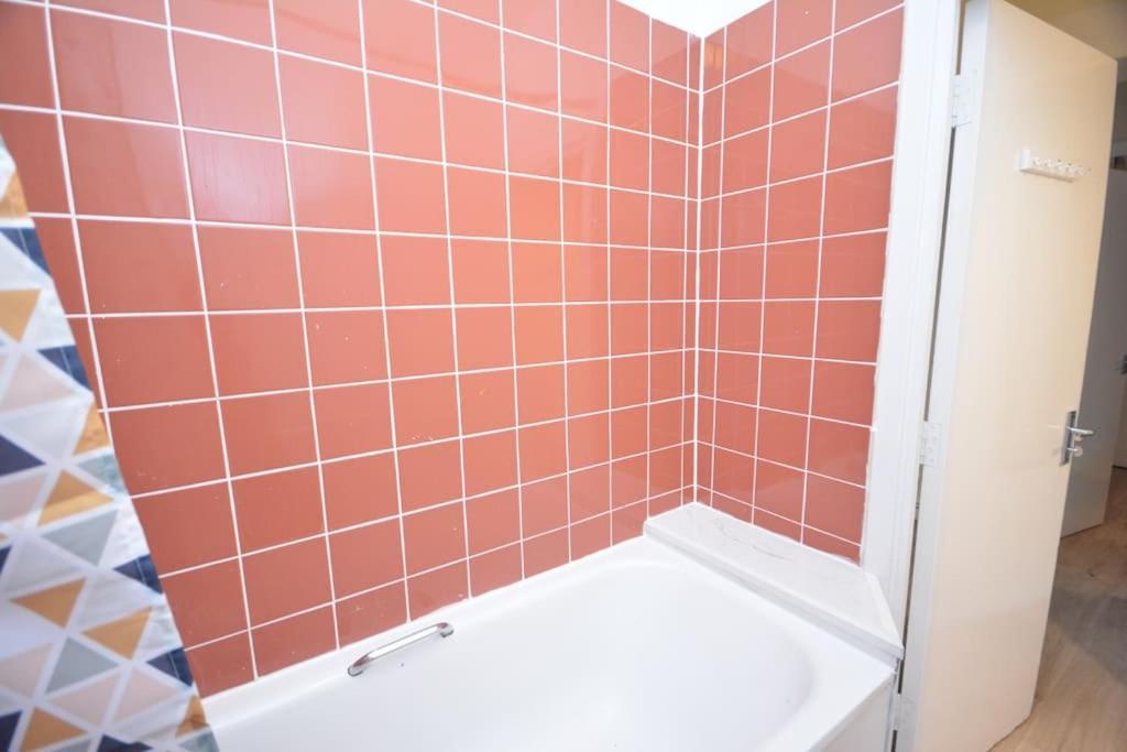 Lovely 4 Bedroom Apartment Close To The City Walking Distance From The Rivere View Londres Exterior foto