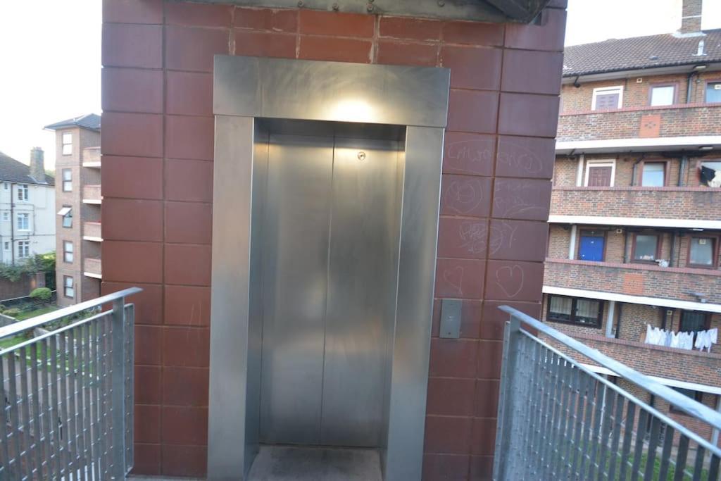 Lovely 4 Bedroom Apartment Close To The City Walking Distance From The Rivere View Londres Exterior foto