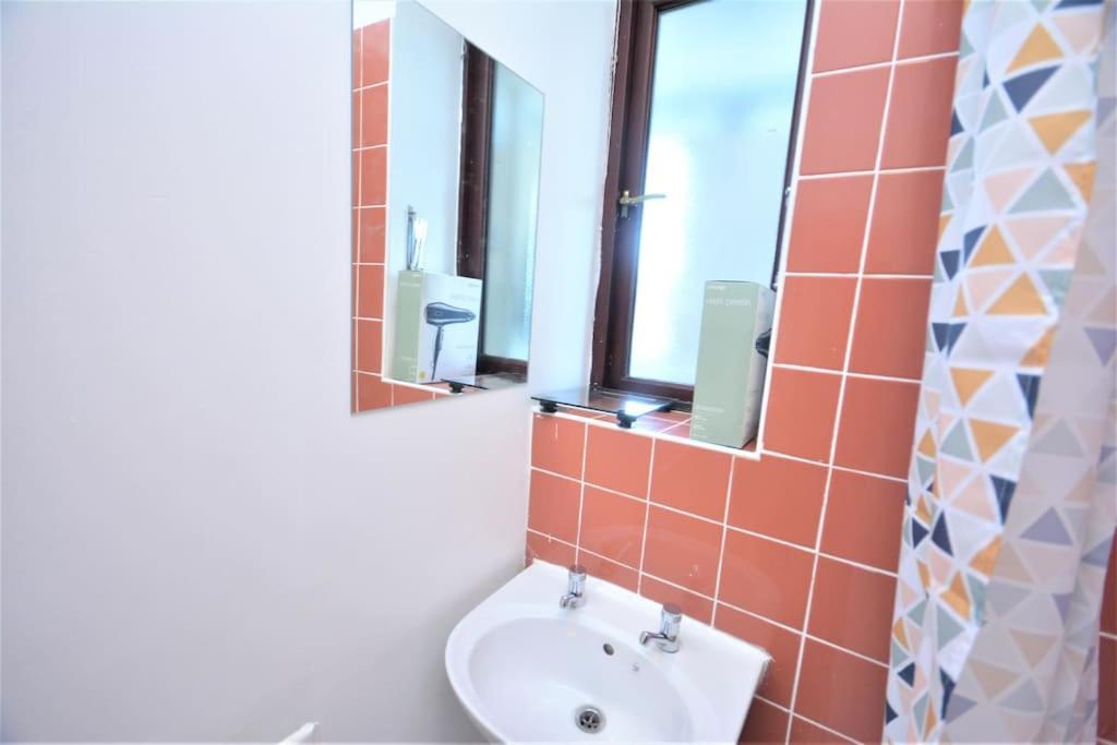 Lovely 4 Bedroom Apartment Close To The City Walking Distance From The Rivere View Londres Exterior foto